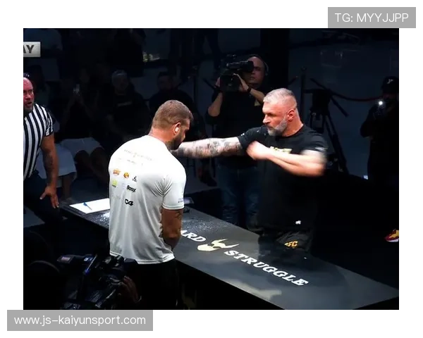 UFC选手怒砸地板庆祝：力量与激情的巅峰瞬间